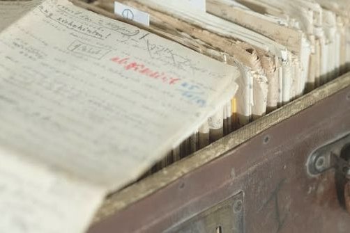 Schedario d'archivio con registri manoscritti