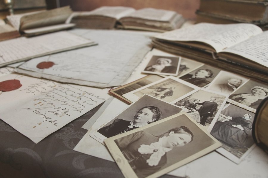 Lettere con sigilli di ceralacca e ritratti d'epoca